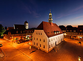 Marktplatz mit Rathaus und Stadtkirche bei nacht, Finsterwalde, Land Brandenburg, Deutschland