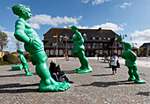 Bahnhof mit Skulpturen, Reisende Riesen im Wind, Westerland, Sylt, Schleswig-Holstein, Deutschland