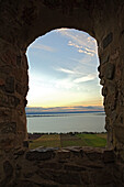 Blick aus einem Fenster der Schlossruine Brahe, Öresund, Schonen, Schweden, Europa