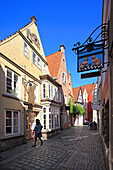 Historische Häuser unter blauem Himmel im Schnoor Viertel, Hansestadt Bremen, Deutschland, Europa