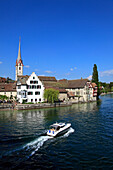 Boot auf dem See und Kloster St. Georgen im Sonnenlicht, Stein am Rhein, Hochrhein, Bodensee, Untersee, Kanton Schaffhausen, Schweiz, Europa