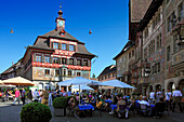 Menschen in Strassencafes vor dem Rathaus am Rathausplatz, Stein am Rhein, Hochrhein, Bodensee, Untersee, Kanton Schaffhausen, Schweiz, Europa