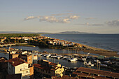 Blick über den Hafen und die Küste in der Abendsonne, Castiglione della Pescaia, Maremma, Castiglione, Provinz Grosseto, Toskana, Italien, Europa