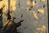 Statue eines Priesters oder Bischofs hinter der Kathedrale in Massa Marittima, Provinz Grosseto, Toskana, Italien, Europa