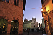 Piazza Garibaldi und Kathedrale San Cerbone am Abend, Massa Marittima, Provinz Grosseto, Toskana, Italien, Europa