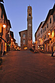 Rathaus und Strassencafes an der Piazza del Popolo am Abend, Montalcino, Toskana, Italien, Europa