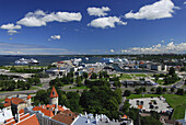 Häuser und Hafen unter Wolkenhimmel, Tallinn, Estland, Europa