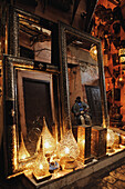 Marokkanische Spiegel und Lampen im Souk in Marrakesch, Marokko, Afrika