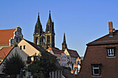 Blick zum Dom unter blauem Himmel, Altstadt von Meißen, Sachsen, Deutschland, Europa