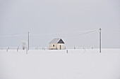 Einzelnes Haus im Winter, Tegernseer Land, Oberbayern, Bayern, Deutschland