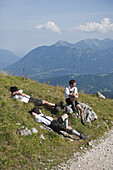 Drei Männer rasten am Schachen, Wettersteingebirge, Oberbayern, Bayern, Deutschland