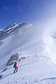 Frau steigt auf Berg Rotes Beil, Pfitschertal, Zillertaler Alpen, Südtirol, Trentino-Südtirol, Italien