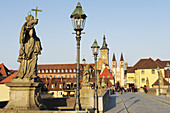 Alte Mainbrücke mit Blick auf die Altstadt von Würzburg, Würzburg, Bayern, Deutschland