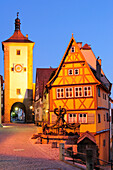 Plönlein mit Sieberstor, Nachtaufnahme, beleuchtet, Rothenburg ob der Tauber, Bayern, Deutschland