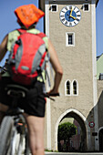 Radfahrerin, Stadttor im Hintergrund, Kelheim, Altmühltal-Radweg, Bayern, Deutschland