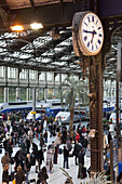 Menschen in der Ankunftshalle des Bahnhofs Gare du Nord, Paris, Frankreich, Europa