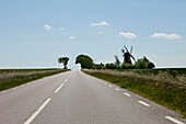 Historische Windmühle auf dem Land, Schonen, Südschweden, Schweden