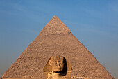 Sphinx und Chephren Pyramide im Sonnenlicht, Gizeh, Kairo, Ägypten, Afrika