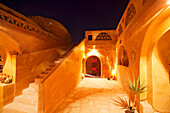 Beleuchteter Innenhof des Hotel Eskaleh am Abend, Abu Simbel, Ägypten, Afrika