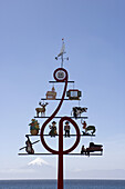 Musikalischer Baum Skulptur am Lago Llanquihue See mit Blick auf den Vulkan Osorno, Frutillar, Los Lagos, Patagonien, Chile, Südamerika, Amerika