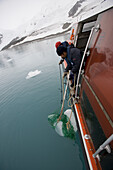 Matrosen holen frisches Gletschereis für Cocktails auf Tenderboot vom Kreuzfahrtschiff MS Deutschland (Reederei Deilmann), False Bay, Livingstone Island, Südliche Shetlandinseln, Antarktis