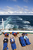Menschen sonnen sich an Deck von Kreuzfahrtschiff MS Deutschland (Reederei Deilmann), Drake Passage, im Südatlantik, Südamerika
