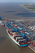 Luftbild Bremerhaven, Containerhafen, Verladekräne und Frachter an der Pier, Wesermündung, Niedersachsen, Deutschland