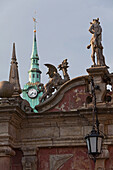 Figuren auf dem Portal vom Bückeburger Schloss, im Hintergrund der Rathausturm, Bückeburg, Niedersachsen, Deutschland