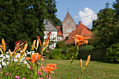 Stift Fischbeck, Blick vom Garten auf die Stiftsgebäude, Fischbeck, Hessisch Oldendorf, Niedersachsen, Deutschland