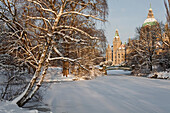 Masch park in Winter, bridge with frozen pond, New Town Hall in the background, Hannover, Lower Saxony, Germany