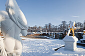 Figuren im Schnee in den Herrenhäuser Gärten, Gartentheater im Großen Garten, Hannover, Niedersachsen, Deutschland