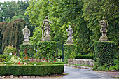 Figurenbrücke im Garten von Schloss Ippenburg, Bad Essen, Niedersachsen, Deutschland