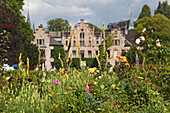 Schloss Ippenburg, Blick aus dem Garten durch Sträucher und Blumen, Bas Essen, Niedersachsen, Deutschland