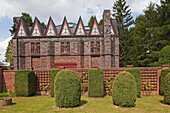 Der Tempel hinter Buchsbaum in der Kunststätte Bossard, Ziegelarchitektur, Jesteburg, Niedersachsen, Deutschland