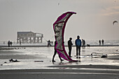 Kitesurfer am Strand von St. Peter-Ording, Nordsee, Schleswig-Holstein, Deutschland
