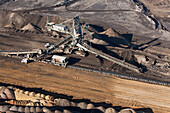 Luftbild Schaufelradbagger mit Förderbändern im Braunkohlen Tagebau bei Schöningen, Niedersachsen, Deutschland