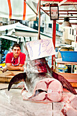 Verkäufer mit Schwertfisch, Mercato di Ballarò, Palermo, Sizilien, Italien