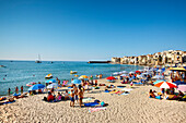 Strand und Altstadt, Cefalù, Palermo, Sizilien, Italien