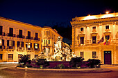 Abendaufnahme, Fontana di Archimede, Piazza Archimede, Ortiygia, Siracusa, Syrakus, Sizilien, Italien