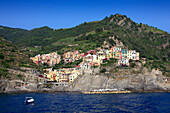 Blick vom Meer auf Manarola, Bootsfahrt entlang der Küste, Cinque Terre, Ligurien, Italienische Riviera, Italien, Europa