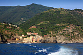 Blick vom Meer auf Vernazza, Bootsfahrt entlang der Küste, Cinque Terre, Ligurien, Italienische Riviera, Italien, Europa