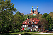 Dom zu Speyer überragt ein Fachwerkhaus am Rheinufer, Speyer, Rhein, Rheinland-Pfalz, Deutschland