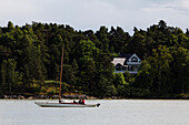 Hafeneinfahrt, Boot und Haus in Turku, Finnland