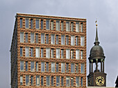 Michaeliskirche vor Bürogebäude, Hamburg, Deutschland