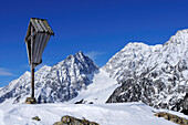 Wooden cross with Rieserferner range in background, Staller Sattel, Villgratner Berge range, South Tyrol, Italy