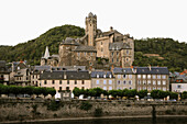 France, Aveyron, le Village et le Chateau d´Estaing sur le Lot, le Chateau a été racheté en 2005 par Valery Gisgard d´Estaing ancien Président de la République