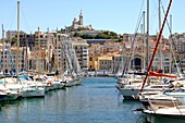 France, Marseille, le Vieux-Port, protégé par Notre Dame de La Garde