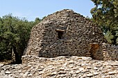 France, Provence, Luberon, Gordes, Le village Les Bories restauré avec des cabanes gauloises en pierre sèche