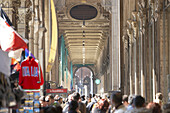 Menschen in der Einkaufsstraße Corso Vittorio Emanuele II in der Altstadt, Mailand, Lombardei, Italien