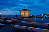 Beleuchteter Konzertpavillon am Meer, Ostseebad Binz, Rügen, Mecklenburg-Vorpommern, Deutschland, Europa